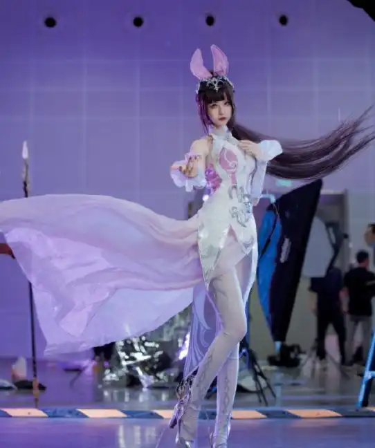  五年后的小舞cos照来袭,搭配白丝袜绝了,好身材尽显