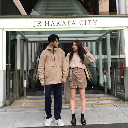  美女帅哥的情侣时装搭配好美好美的