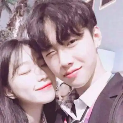  2021最潮情侣头像一男一女人间是个好地方是幸福的