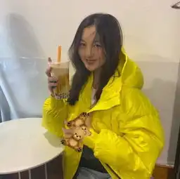 李嫣回眸侧目观赏雪景,高冷气质像极了妈妈王菲
