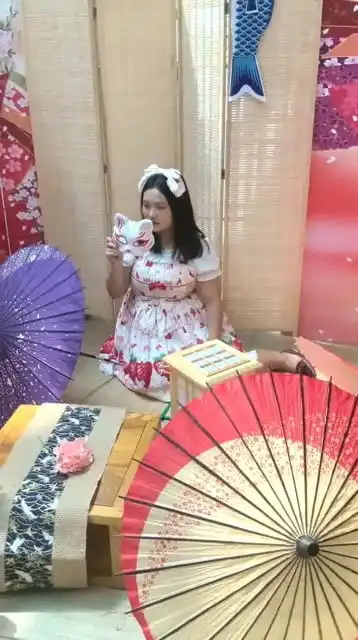  小姐姐戴了个狐狸面具