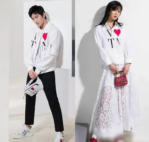  杨紫杨洋首次合作时尚大片,穿爱心情侣装,拍出了偶像剧般的感觉