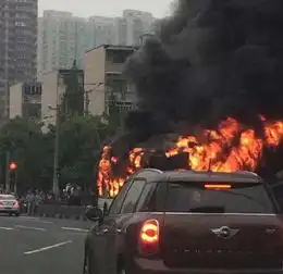  四平路55路公交车自燃无人员伤亡或为发动机故障
