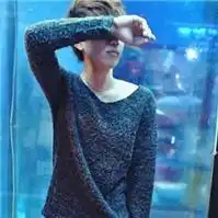  求ps高手合成一张图把那个手机放在图片的右下角