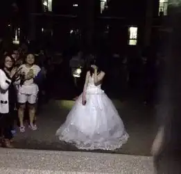  女生穿婚纱表白宿管阿姨不开门vs男生摆蜡烛表白被泼水扣盆