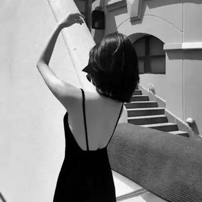  黑白头像女伤感侧脸暗黑系头像女高冷