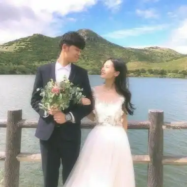  湖畔婚纱照