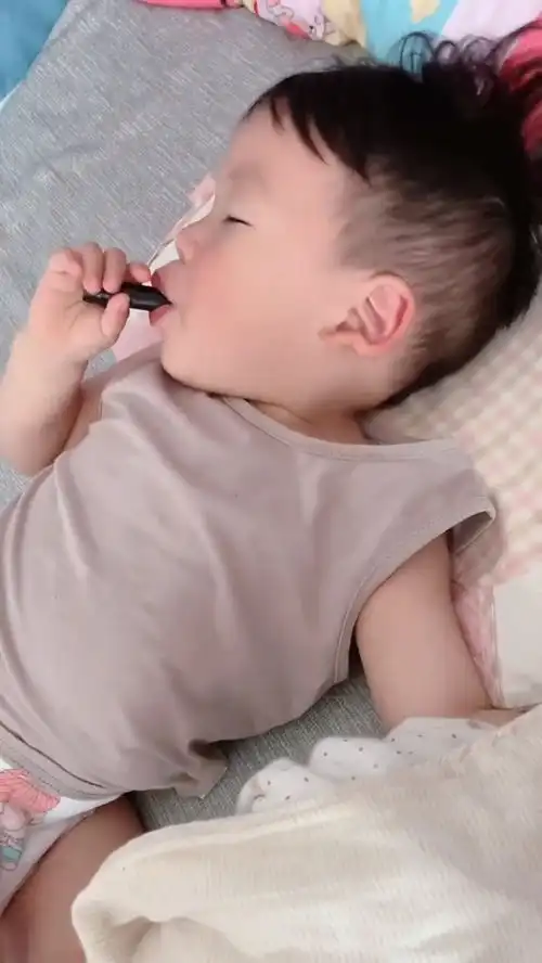  睡觉还是吃东西选择一样不好吗萌娃搞笑二胎的家庭地位