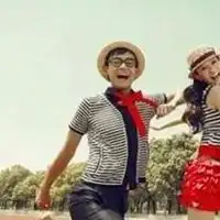 情侣头像校园风操场走在学校操场上的情侣头像