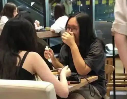 偶遇李嫣与好友吃冰,穿黑色吊带气质成熟,闺蜜团穿着朴实大变样