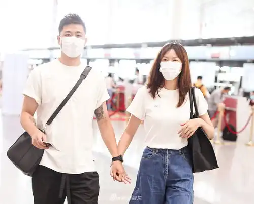  组图李艾与老公穿情侣白t甜蜜牵手笑意盈盈幸福快溢出屏幕