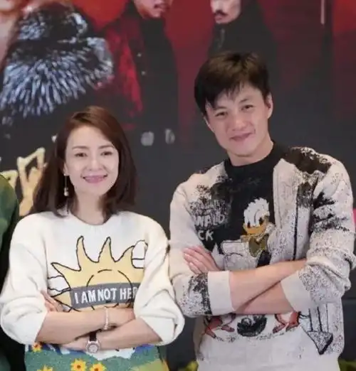  章子怡和周一围太甜了,明明是三个人的直播,袁弘倒显得多余了