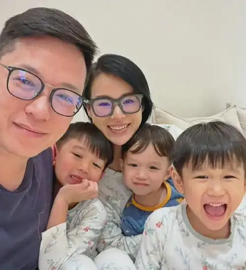  胡杏儿为小儿子庆生,3岁李奕宏打扮成蜘蛛侠,颜值不如两个哥哥