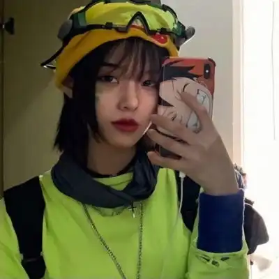  真人可爱女头拿手机的小姐姐