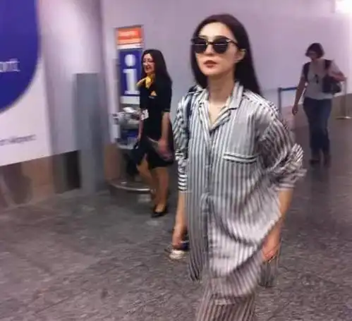  穿睡衣出门随手抓发型,郑爽把片场当自家卧室,助理都看不下去