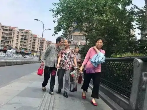 一群小姐妹给闺蜜开百岁生日趴,现场甜炸了