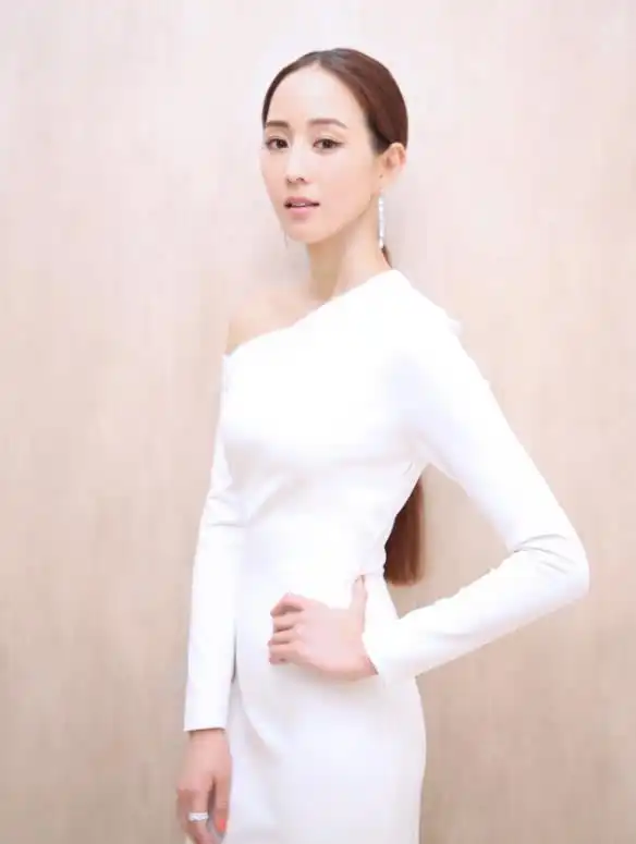 张钧甯亮相机场,穿驼色大衣美出了新高度,这才是真正的气质女神