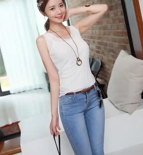  紧身牛仔裤小姐姐,勾勒出完美曲线,尽显苗条的身姿