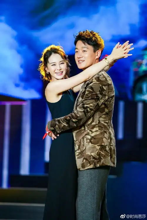  芭莎慈善夜女星假友谊抢c位不是重点重点是倪妮井柏然唐艺昕张若昀等情侣cp甜齁