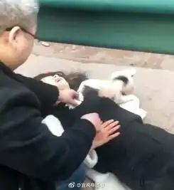  宜宾情侣疑吵架致车祸,男方还用刀捅伤女方,被10多个路人制服