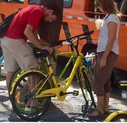  共享单车被打砸上私锁扔河里,这一次发生在英国