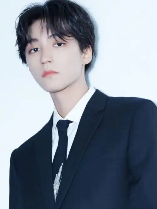  王俊凯绅士手重现江湖与佟丽娅姐姐亲密接触,却始终不敢碰她