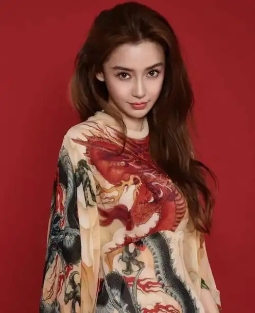  杨颖携子贺新春,龙袍加身美翻天,小海绵帅气抢镜