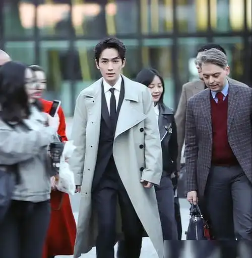  秋风起,秋潮涌,小笼包朱一龙演技精湛舞台稳,满城尽是事业粉