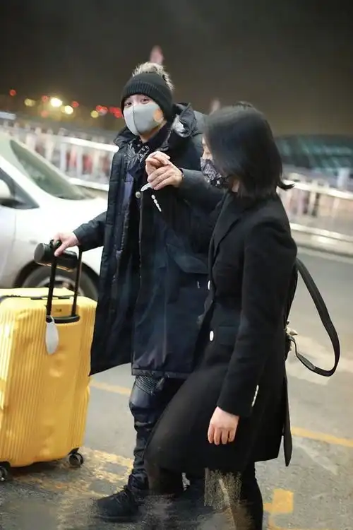  朱丹怀二胎后首露面带女儿素颜出街衣着随意,身材发福太像路人