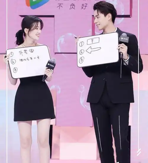  乔欣胡一天晒情侣款头像,喜迎小风暴定档,开心到模糊