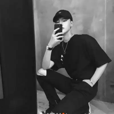  抖音最火情侣头像黑白最新版一对拥抱你时月很圆