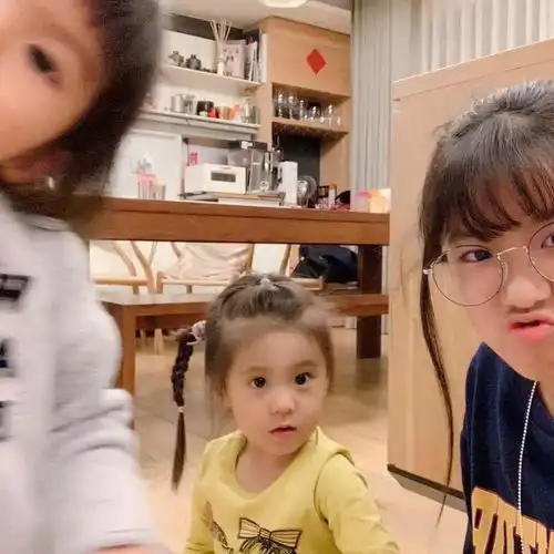 贾静雯大女儿梧桐妹晒照直言想念,母女四人同框画面超有爱