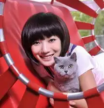  王珞丹拍宠物写真模仿猫咪可爱俏皮