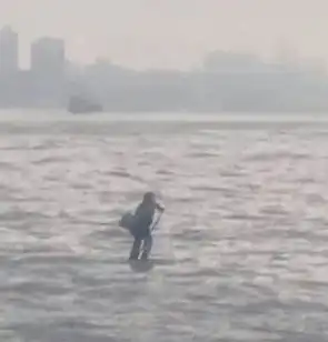  冲浪板划船挂地铁....纽约人最近的出行方式有点迷
