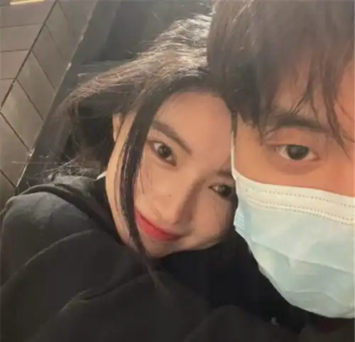  才跟男友au官宣,方圆就与鲨鱼玩真人盲盒淘汰一人换件衣服