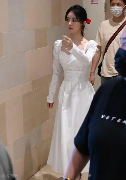  赵丽颖头戴红色蝴蝶结身穿白色连衣裙仙气十足