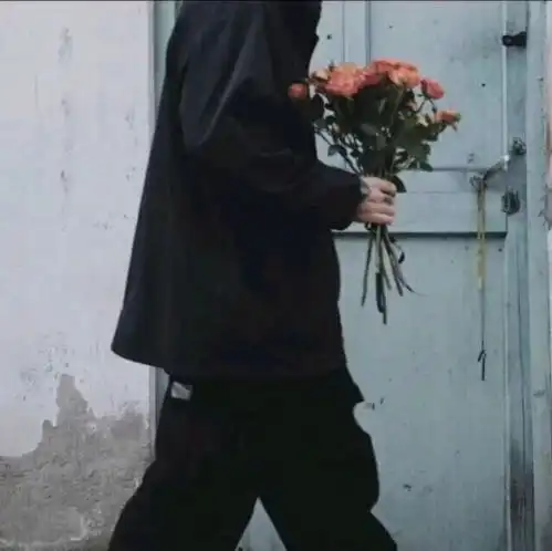  有没有像这样的头像,手拿花的