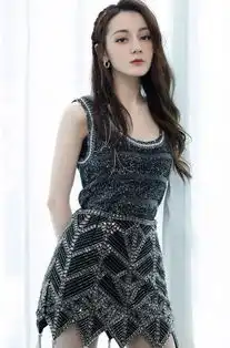  迪丽热巴穿流苏裙拍写真,镜子中的倒影暴露,网友不敢相信眼睛