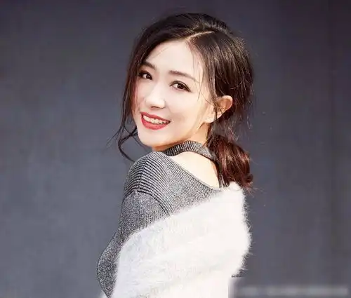  神仙同框,虞书欣万茜奚梦瑶白敬亭同排看秀颜值超高,请欣赏