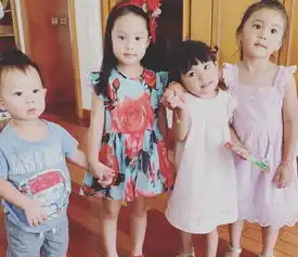贾静雯带孩子聚会,咘咘把手搭在波妞肩膀上,歪着头拍照一脸呆萌