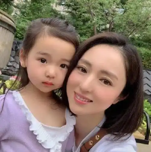 星二代游北京环球影城李嫣背2万元包,佟丽娅陈思诚为爱合体