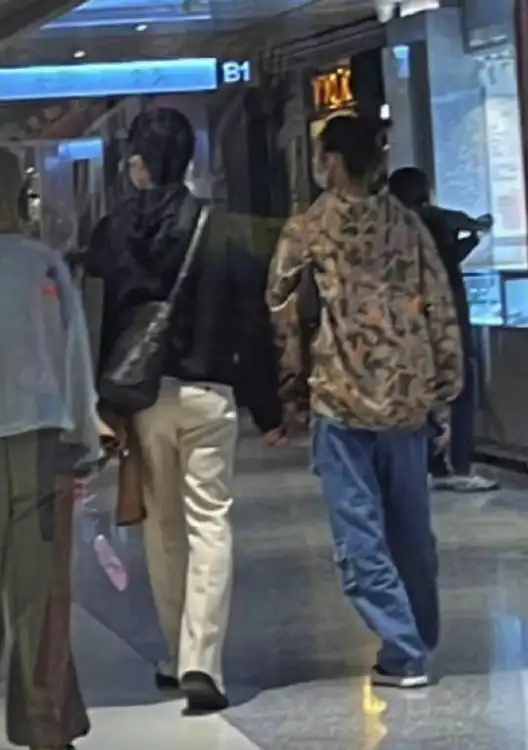  井柏然刘雯国贸逛街,大表姐走路都要靠小井身上,爱得很热烈