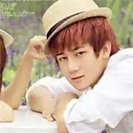  找一对戴白色帽子的情侣头像一男一女