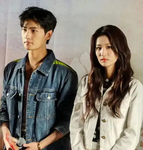  杨洋王楚然曝恋情首同框亲密对视贴耳聊,共住酒店3天4晚疑领证