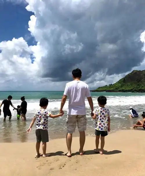  46岁林志颖一下子就老了身材发福不少变油腻大叔,儿子却帅翻天