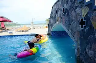  清远情侣水下花式接吻引孕妇下水秀恩爱