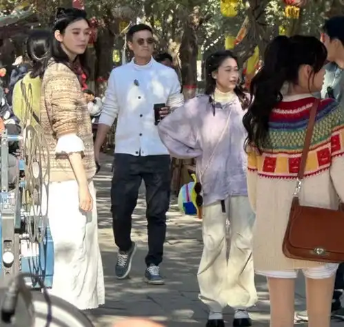  奚梦瑶录节目被偶遇,周一围朱丹甜蜜同行,金莎与男友情侣装亮相