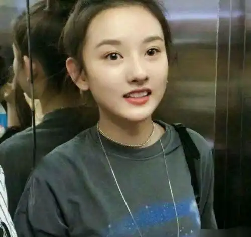  路人偶遇宋祖儿,素颜难掩清纯气质,网友不愧是北电校花