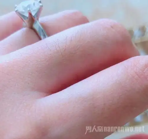  周琦结婚照曝光鸽子蛋钻戒太吸睛,爱她就别让她等太久