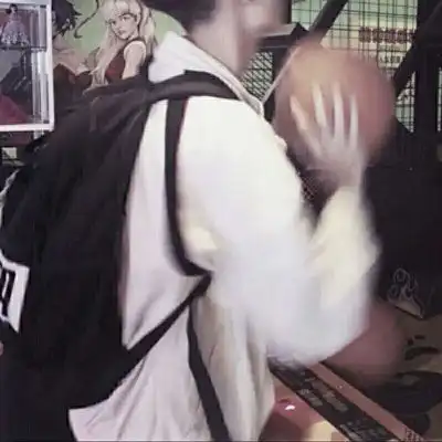  篮球头像男生霸气图片抱着篮球的男生头像